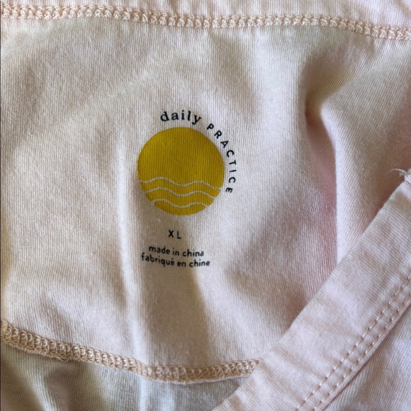 Daily Practice sz XL Pink T-Shirt with Gold Sun Graphic embroidery great cond - Picture 5 of 5